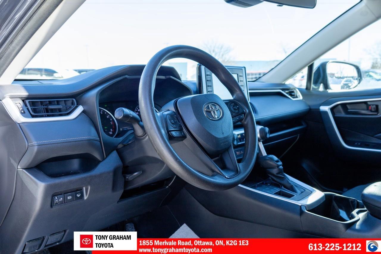2022 Toyota RAV4 LE Photo