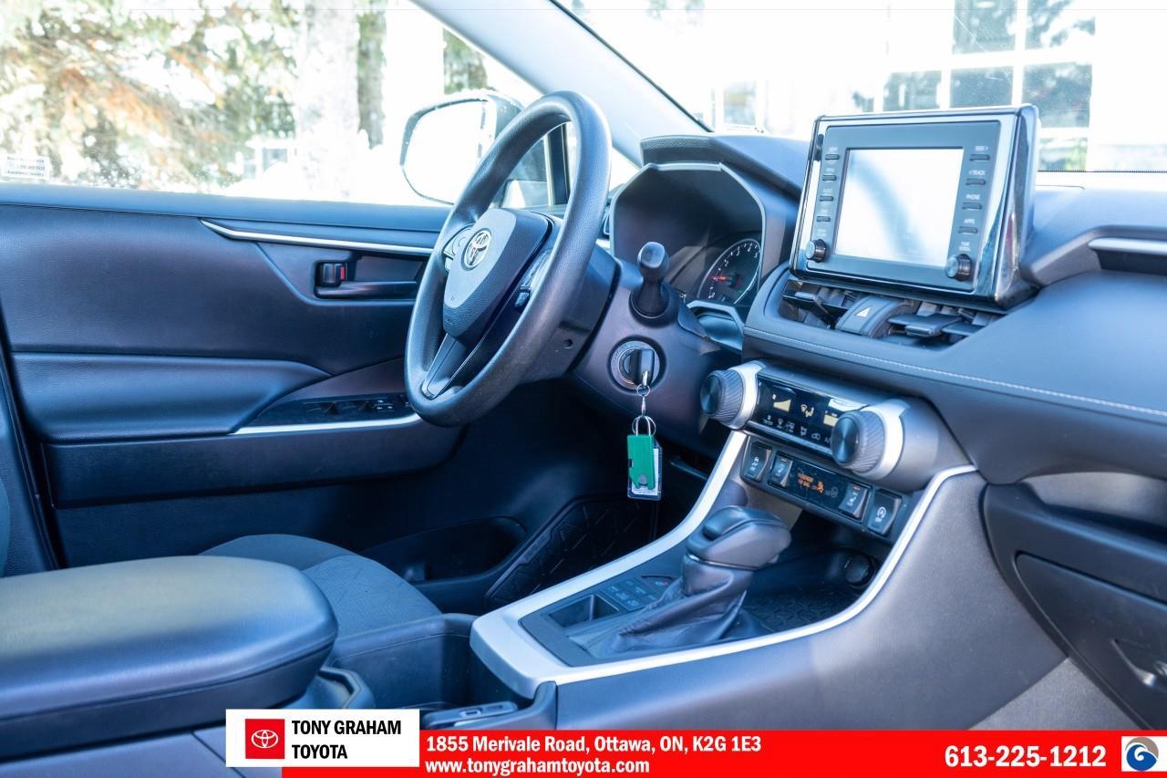 2022 Toyota RAV4 LE Photo