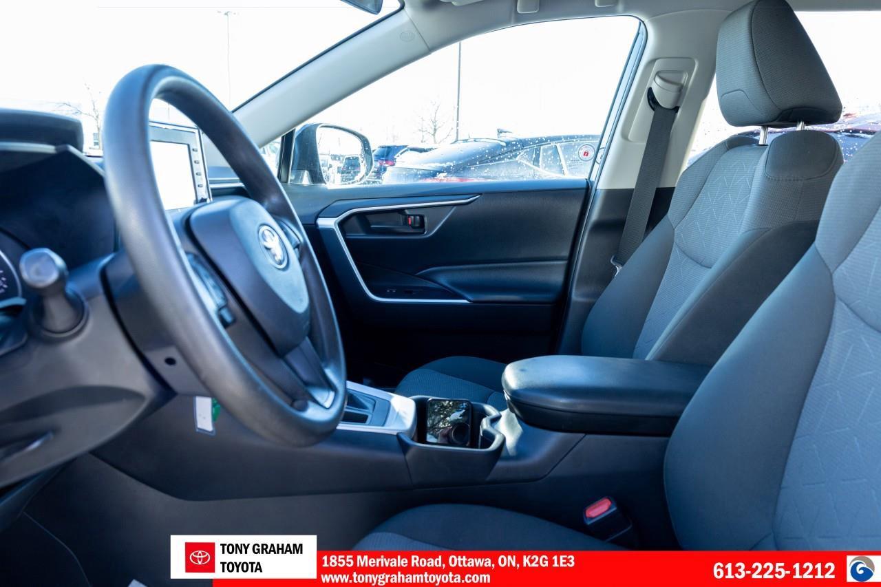 2022 Toyota RAV4 LE Photo