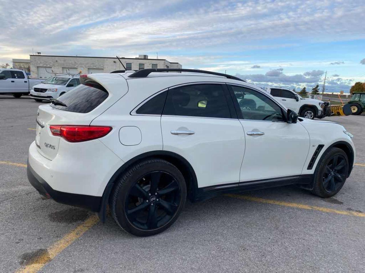 2016 Infiniti QX70  Photo