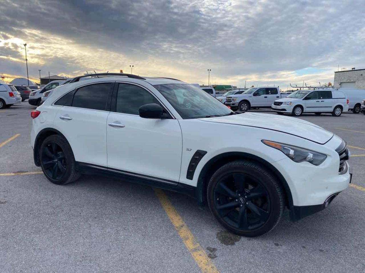 2016 Infiniti QX70  Photo