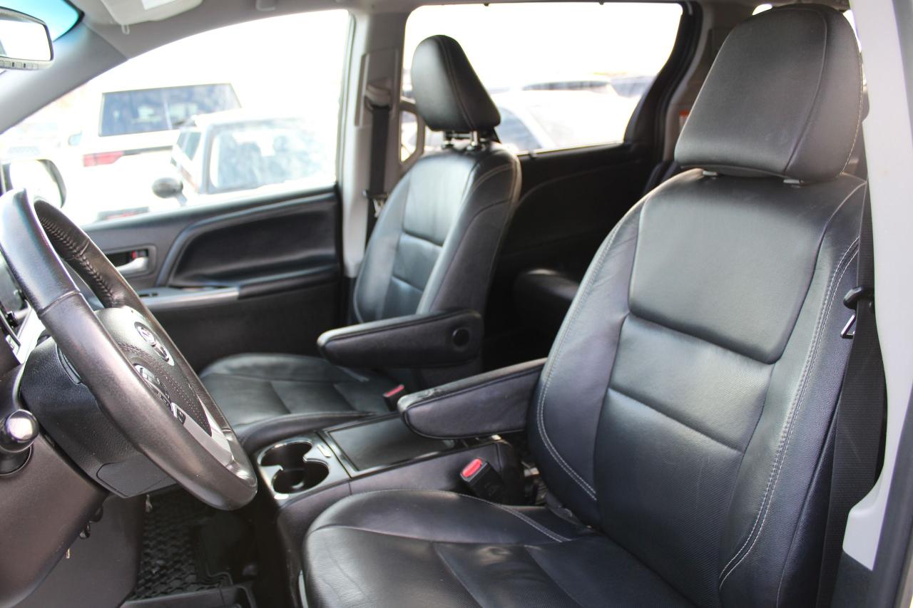 2017 Toyota Sienna 5DR SE 8-PASS FWD Photo