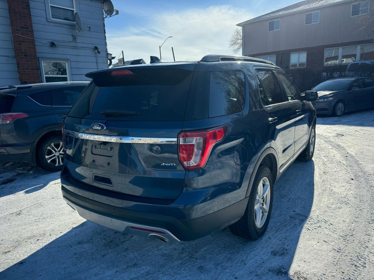2017 Ford Explorer XLT Photo2