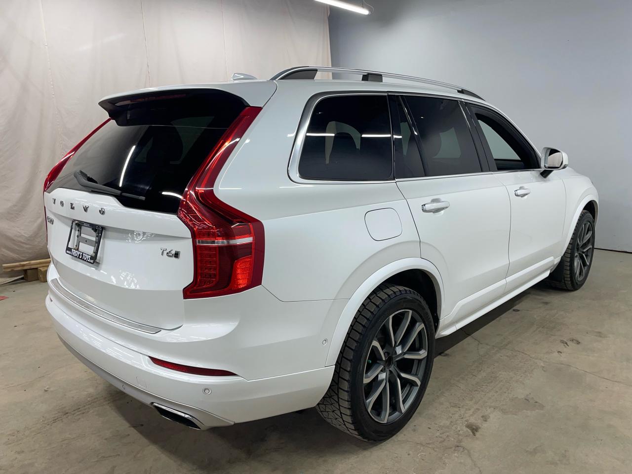 2017 Volvo XC90 T6 Momentum Photo