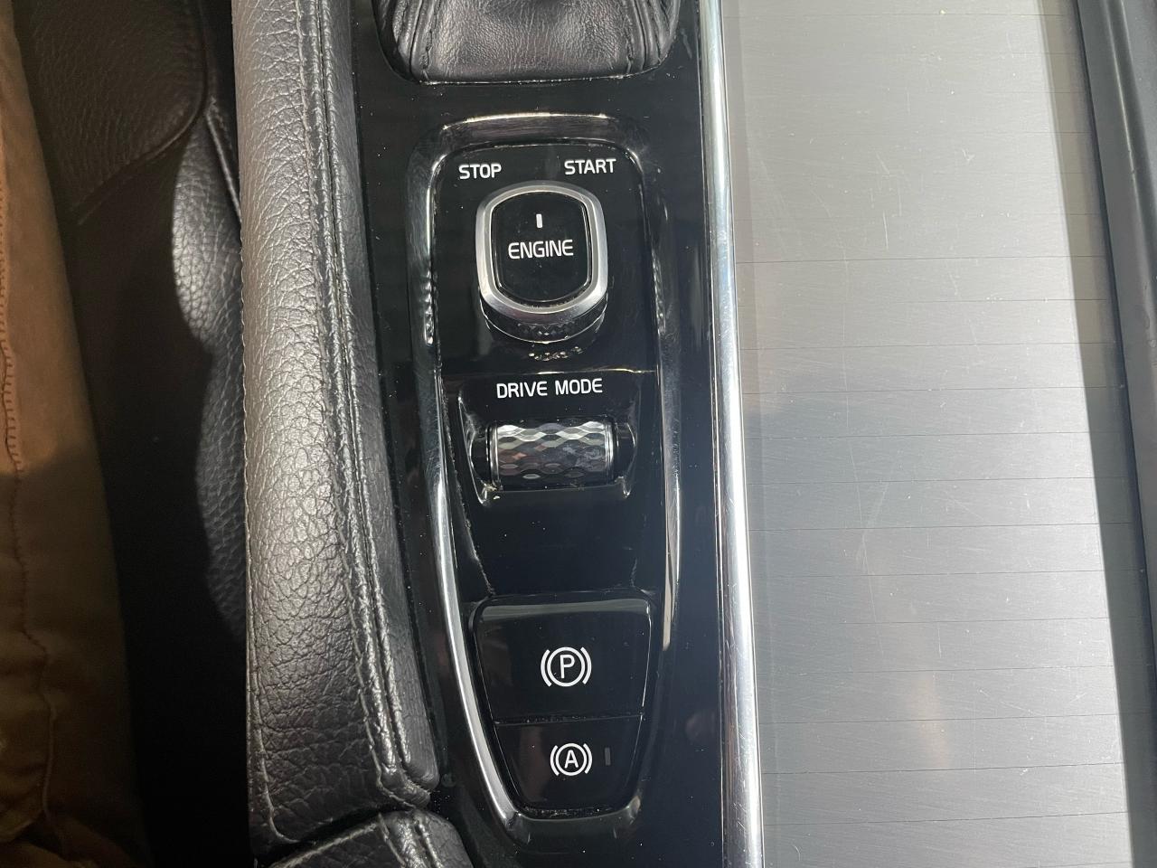 2017 Volvo XC90 T6 Momentum Photo