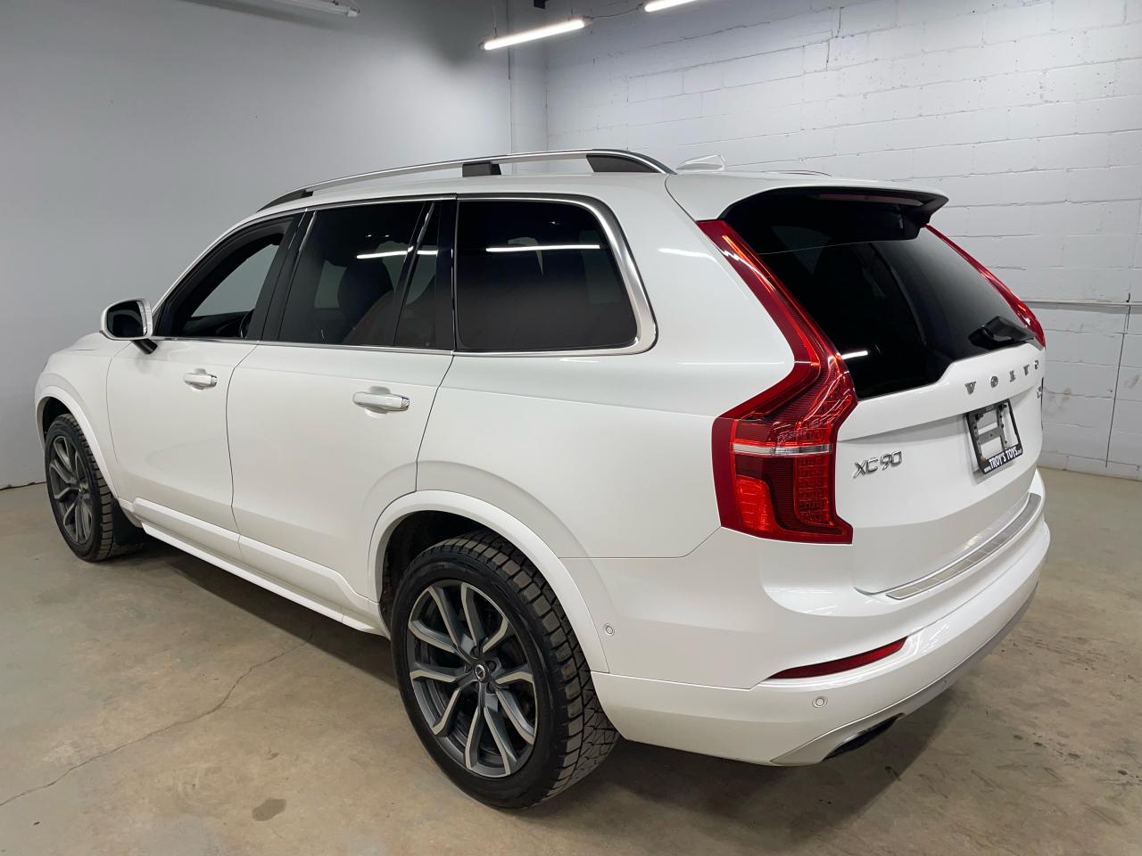 2017 Volvo XC90 T6 Momentum Photo