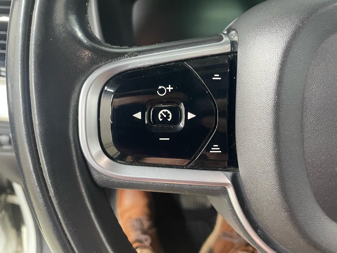 2017 Volvo XC90 T6 Momentum Photo9