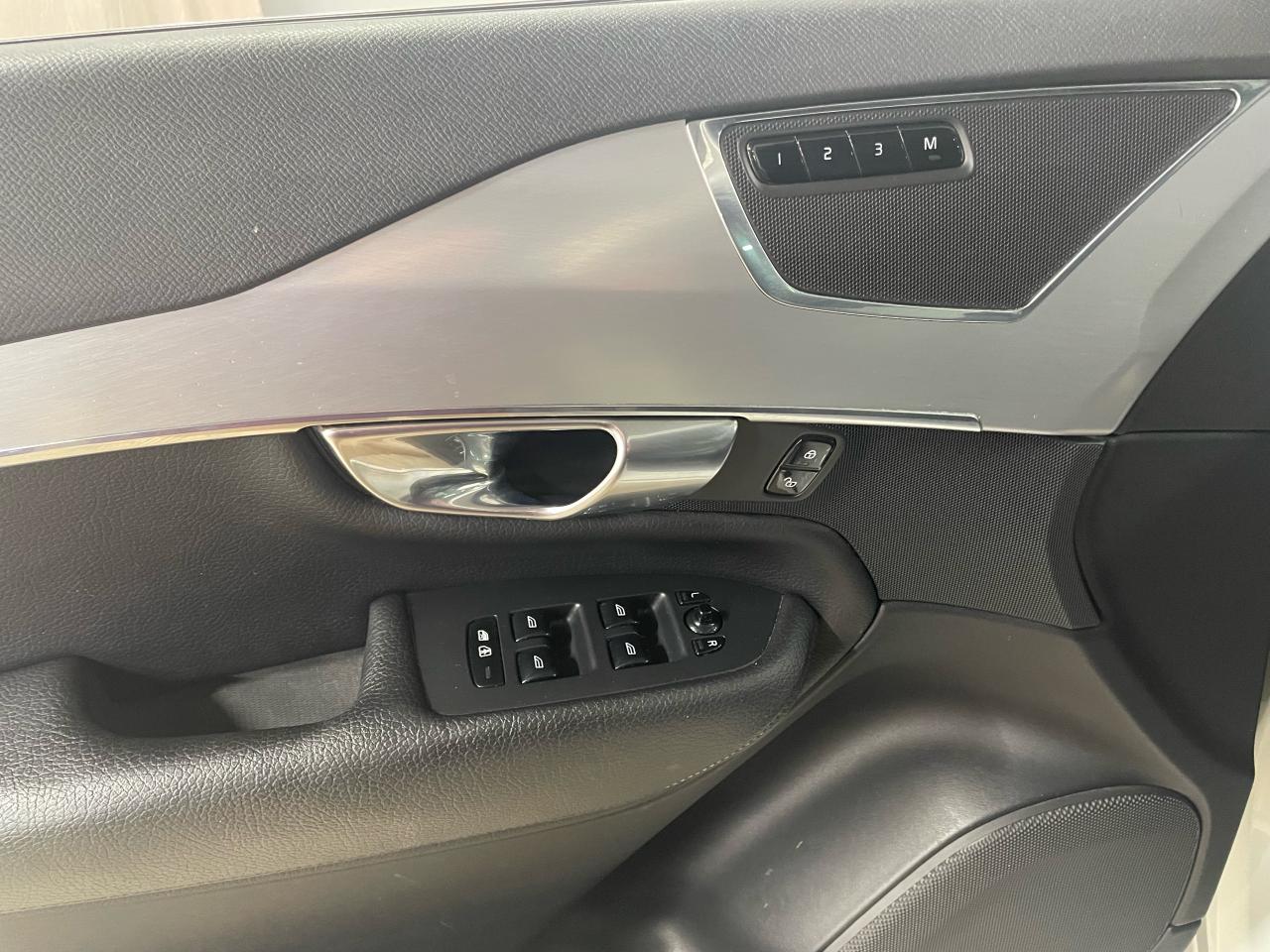 2017 Volvo XC90 T6 Momentum Photo19