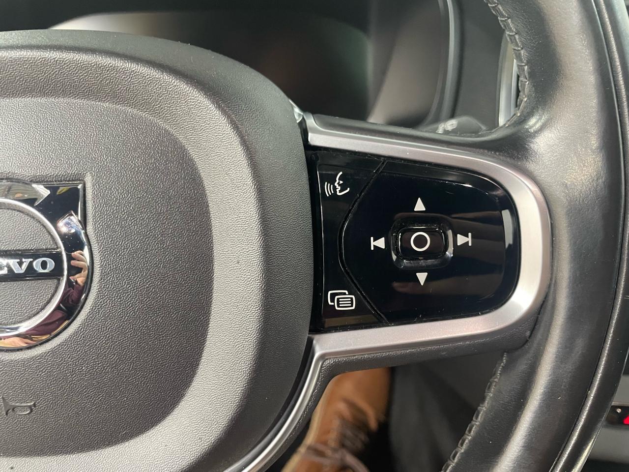 2017 Volvo XC90 T6 Momentum Photo30