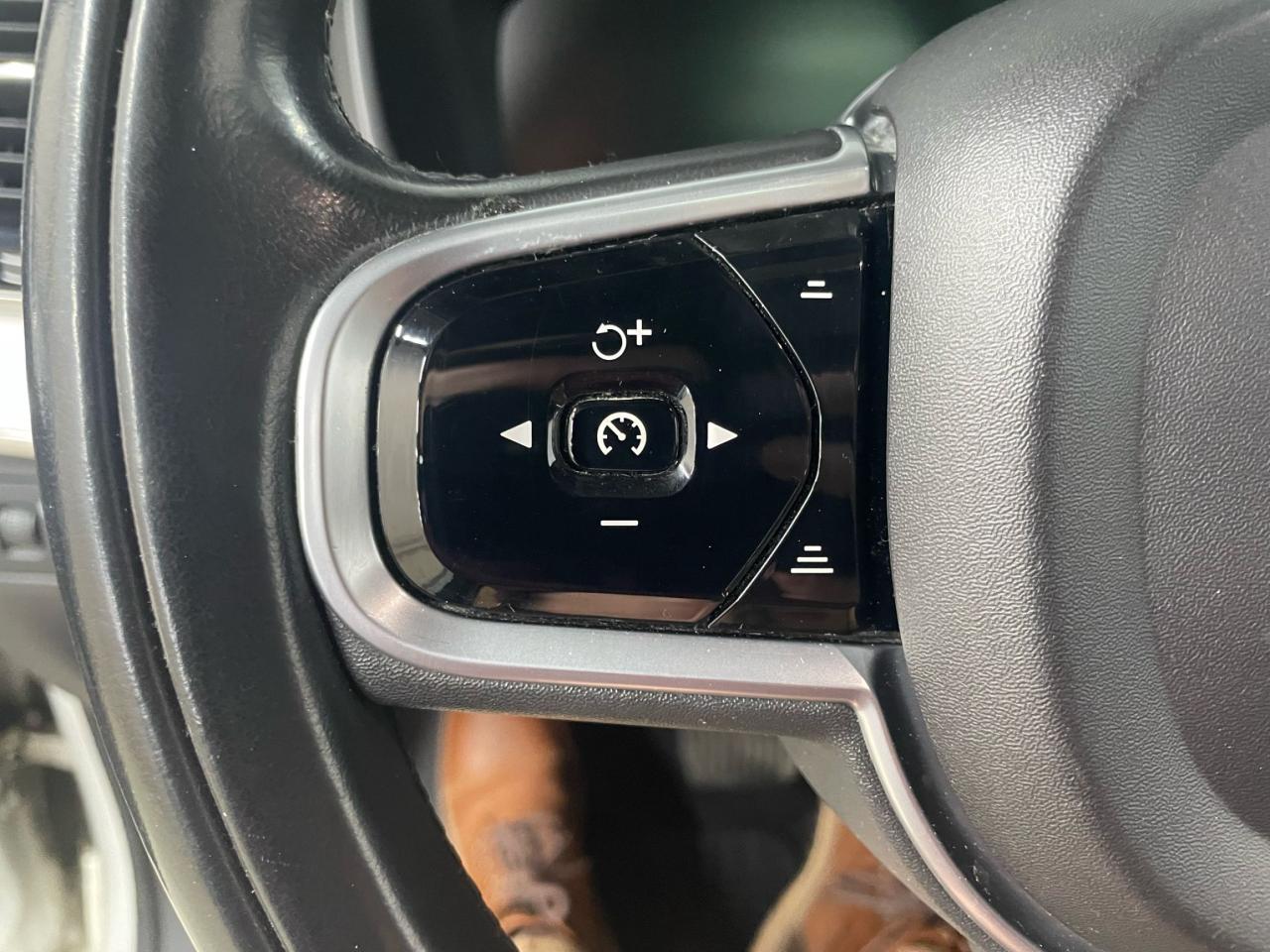 2017 Volvo XC90 T6 Momentum