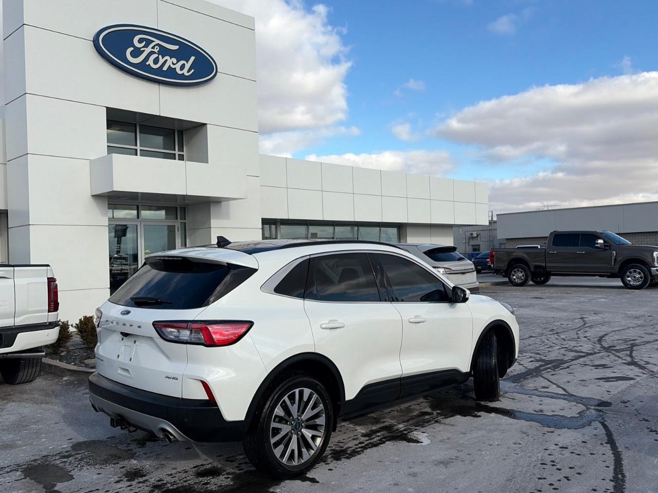 2022 Ford Escape Titanium AWD Photo3