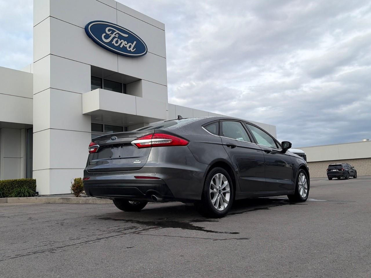 2020 Ford Fusion SE FWD Photo2