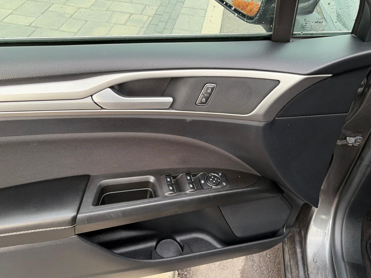 2020 Ford Fusion SE FWD Photo