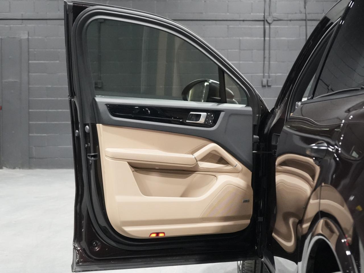 2022 Porsche Cayenne E-Hybrid /PANO/BOSE/21 IN RIM/DRIVE ASSIST/1OWNER Photo