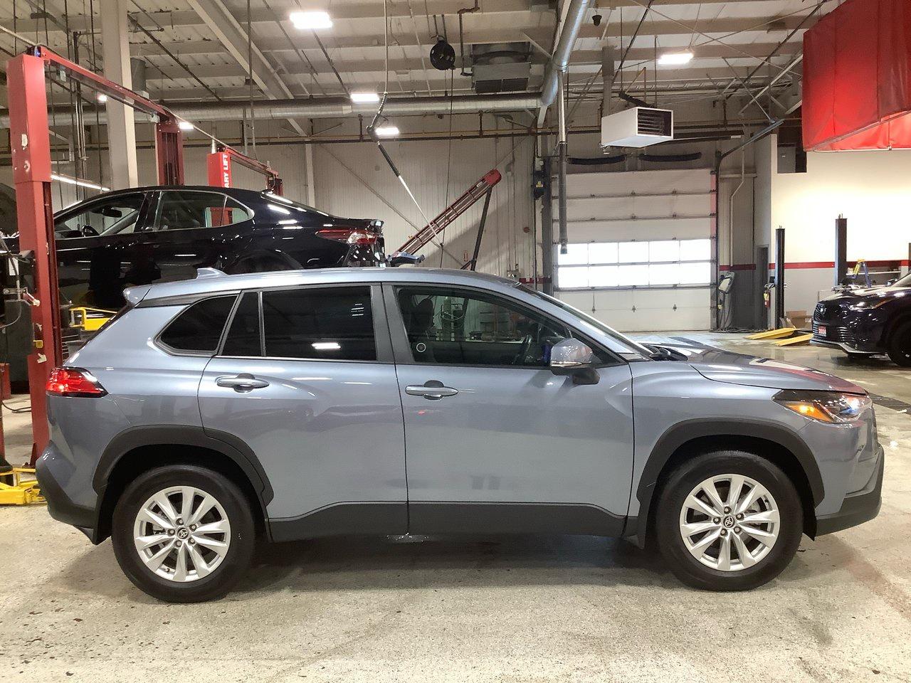 2024 Toyota Corolla Cross LE Photo4