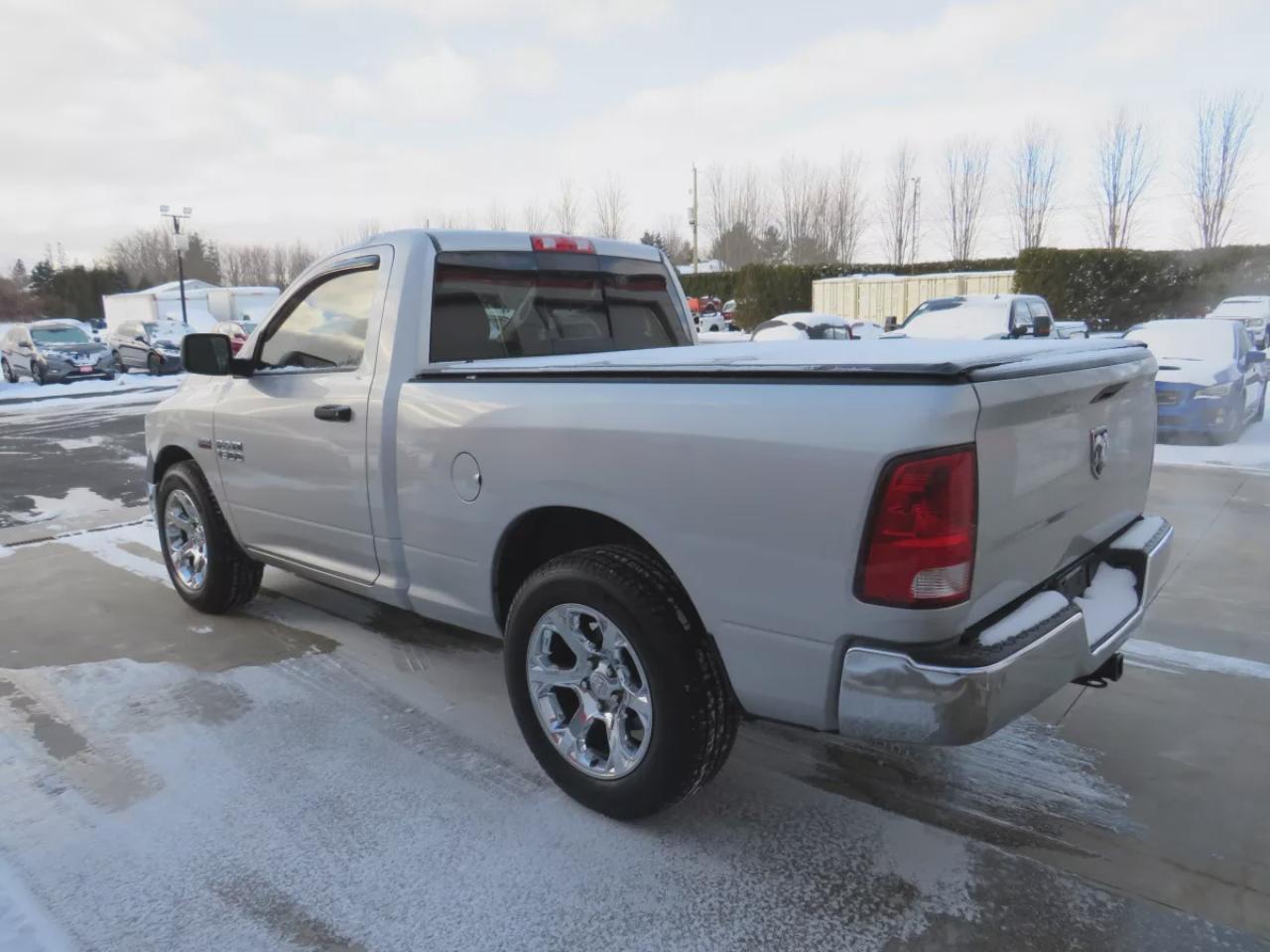 2014 RAM 1500 ST (**EXTREMELY RARE!!**VERY LOW KM!!**EXCELLENT CONDITION!!**CLEAN TITLE/NO ACCIDENTS!!**SAFETY/CERTIFIED!!**TUNNEAU COVER**TRAILER HITCH**TOW/HAUL**ALLOY RIMS**CD PLAYER**BLUETOOTH**) Photo2