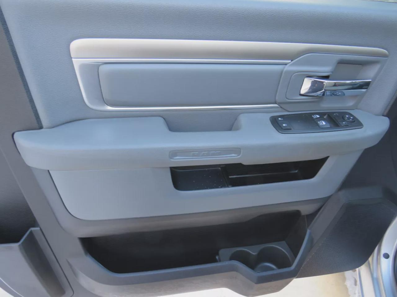 2014 RAM 1500 ST (**EXTREMELY RARE!!**VERY LOW KM!!**EXCELLENT CONDITION!!**CLEAN TITLE/NO ACCIDENTS!!**SAFETY/CERTIFIED!!**TUNNEAU COVER**TRAILER HITCH**TOW/HAUL**ALLOY RIMS**CD PLAYER**BLUETOOTH**) Photo