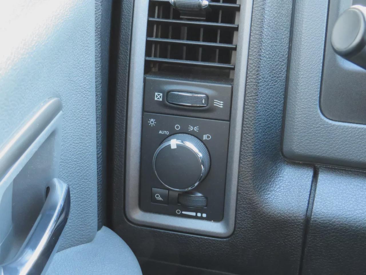 2014 RAM 1500 ST (**EXTREMELY RARE!!**VERY LOW KM!!**EXCELLENT CONDITION!!**CLEAN TITLE/NO ACCIDENTS!!**SAFETY/CERTIFIED!!**TUNNEAU COVER**TRAILER HITCH**TOW/HAUL**ALLOY RIMS**CD PLAYER**BLUETOOTH**) Photo