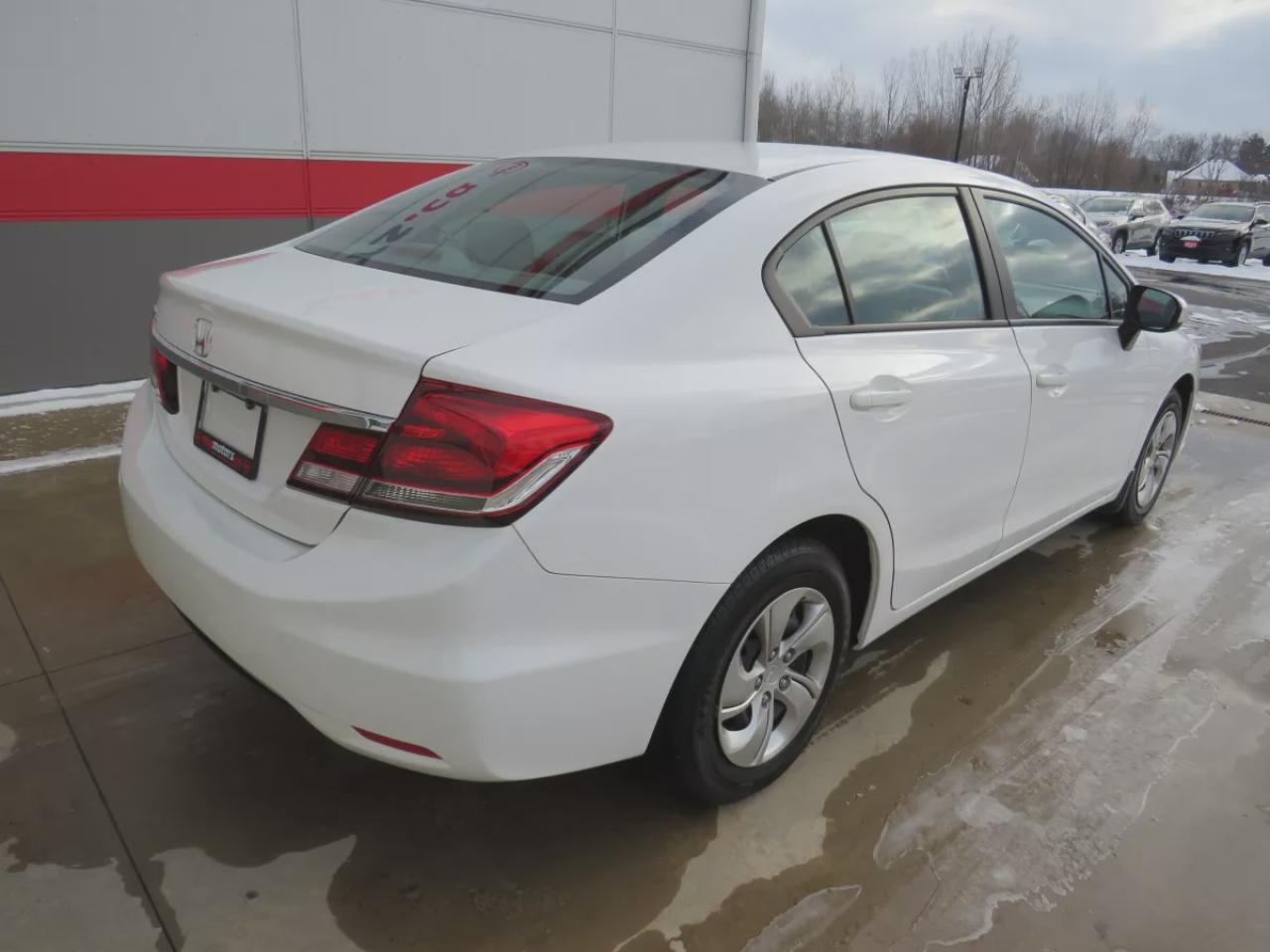 2015 Honda Civic Sedan LX (**VERY RARE!!**EXTREMELY LOW KM!**SAFETY/CERTIFIED!!**CLEAN TITLE/NO ACCIDENTS!!**AUTOMATIC**REVERSE CAMERA**A/C**HEATES SEATS**AUX**BLUETOOTH**CRUISE CONTROL**) Photo