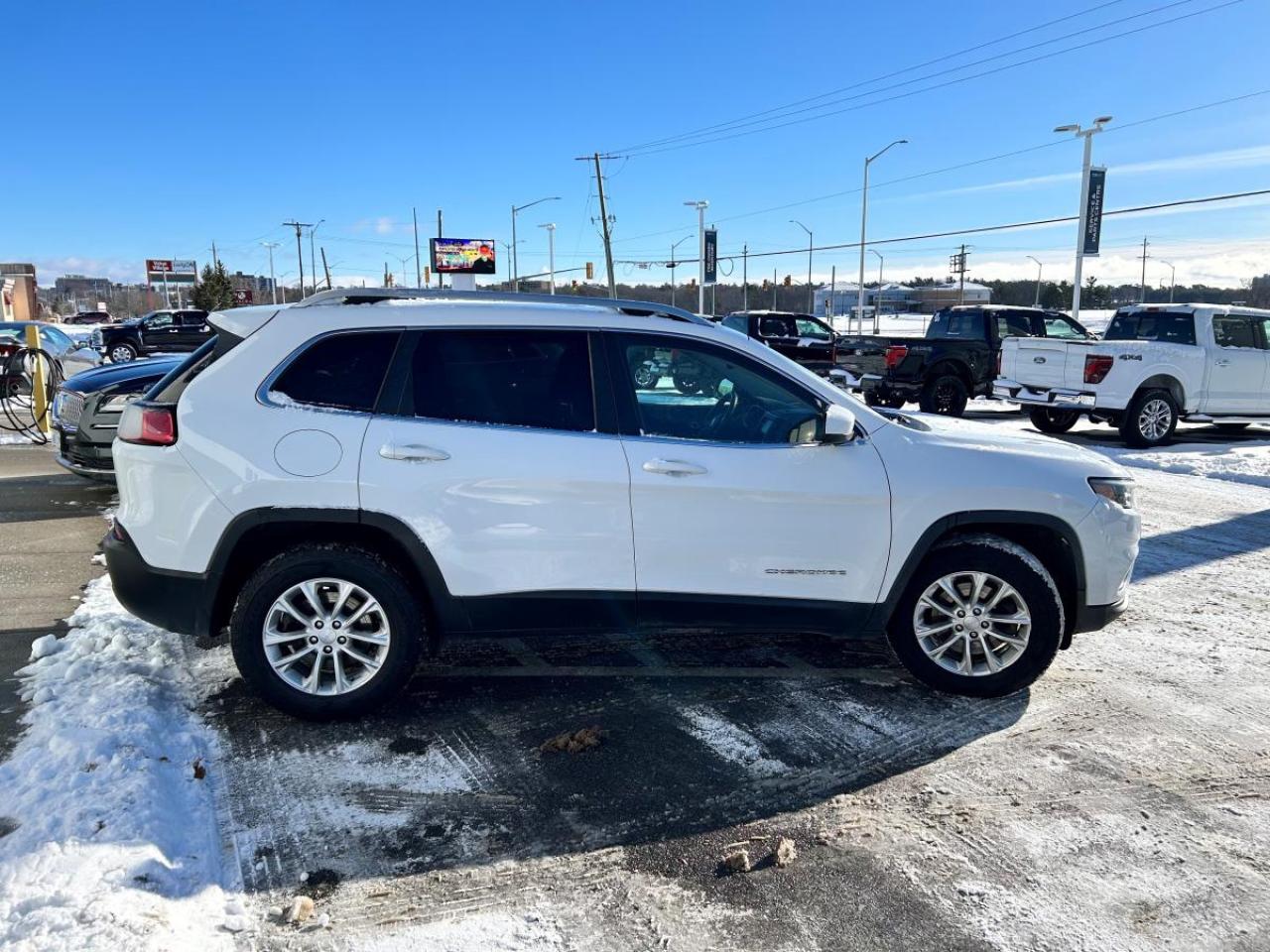 2019 Jeep Cherokee Latitude Photo3