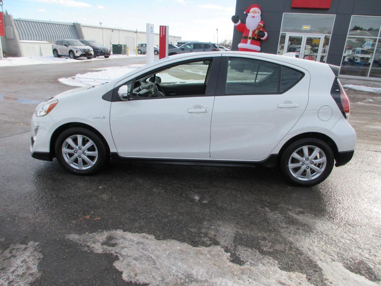 2017 Toyota Prius c Technology Photo