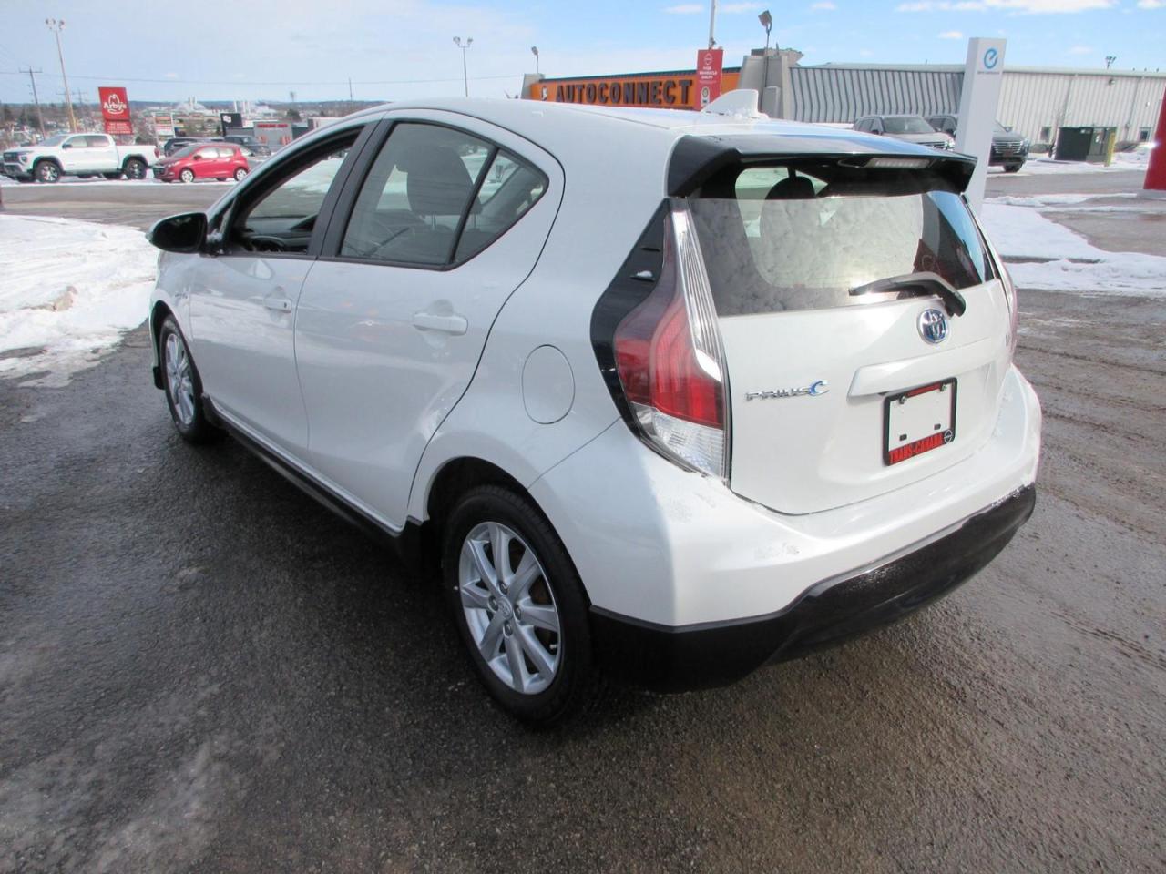 2017 Toyota Prius c Technology Photo