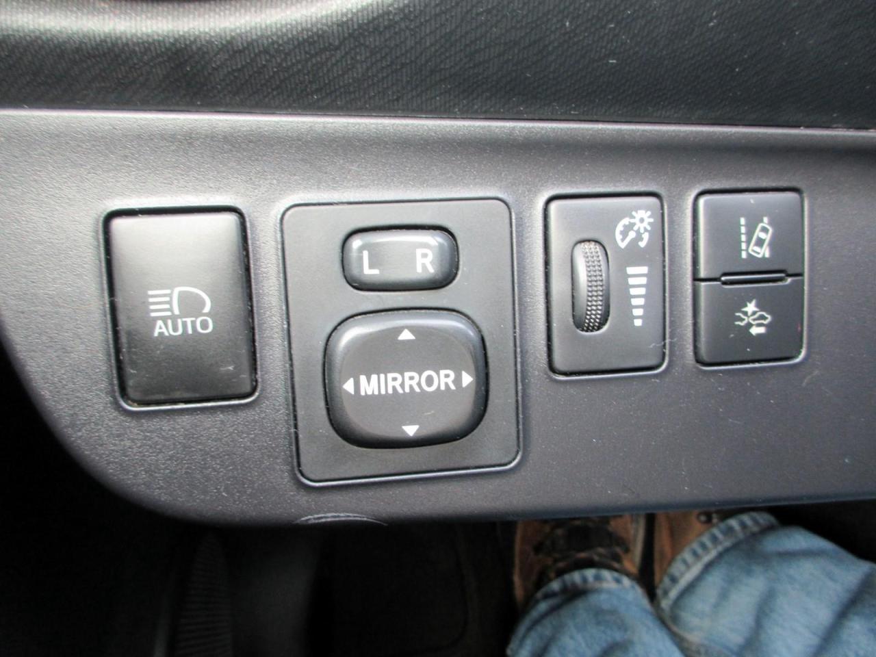 2017 Toyota Prius c Technology Photo