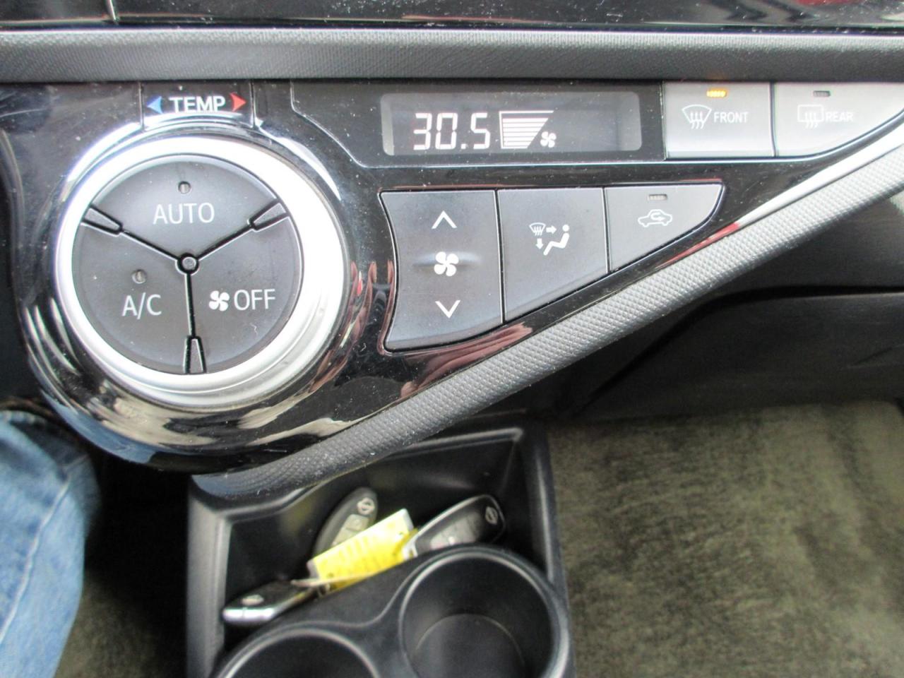 2017 Toyota Prius c Technology Photo