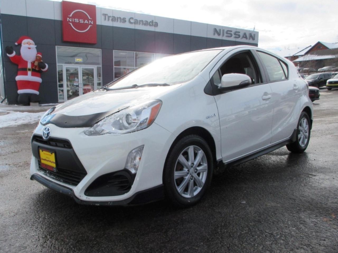 2017 Toyota Prius C Photo0