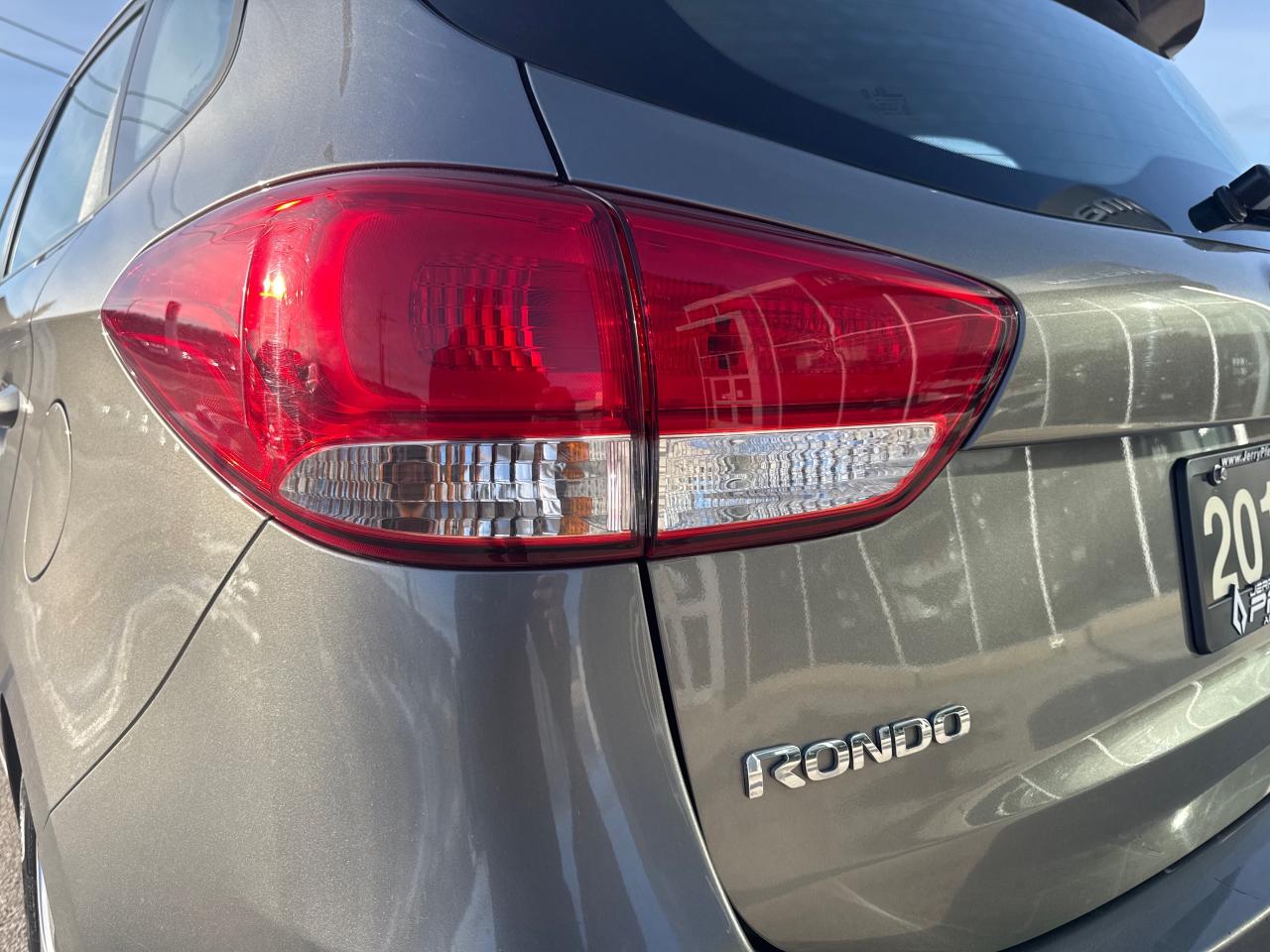 2016 Kia Rondo LX Photo