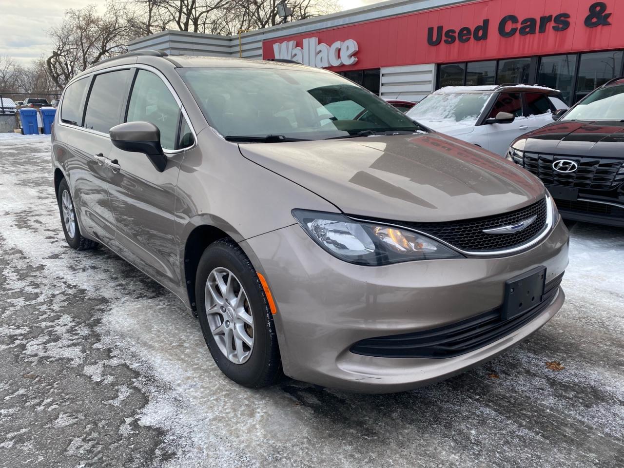 2018 Chrysler Pacifica Touring | Rear Seat Entertainment Center | Apple CarPlay | 8 Passenger Photo0
