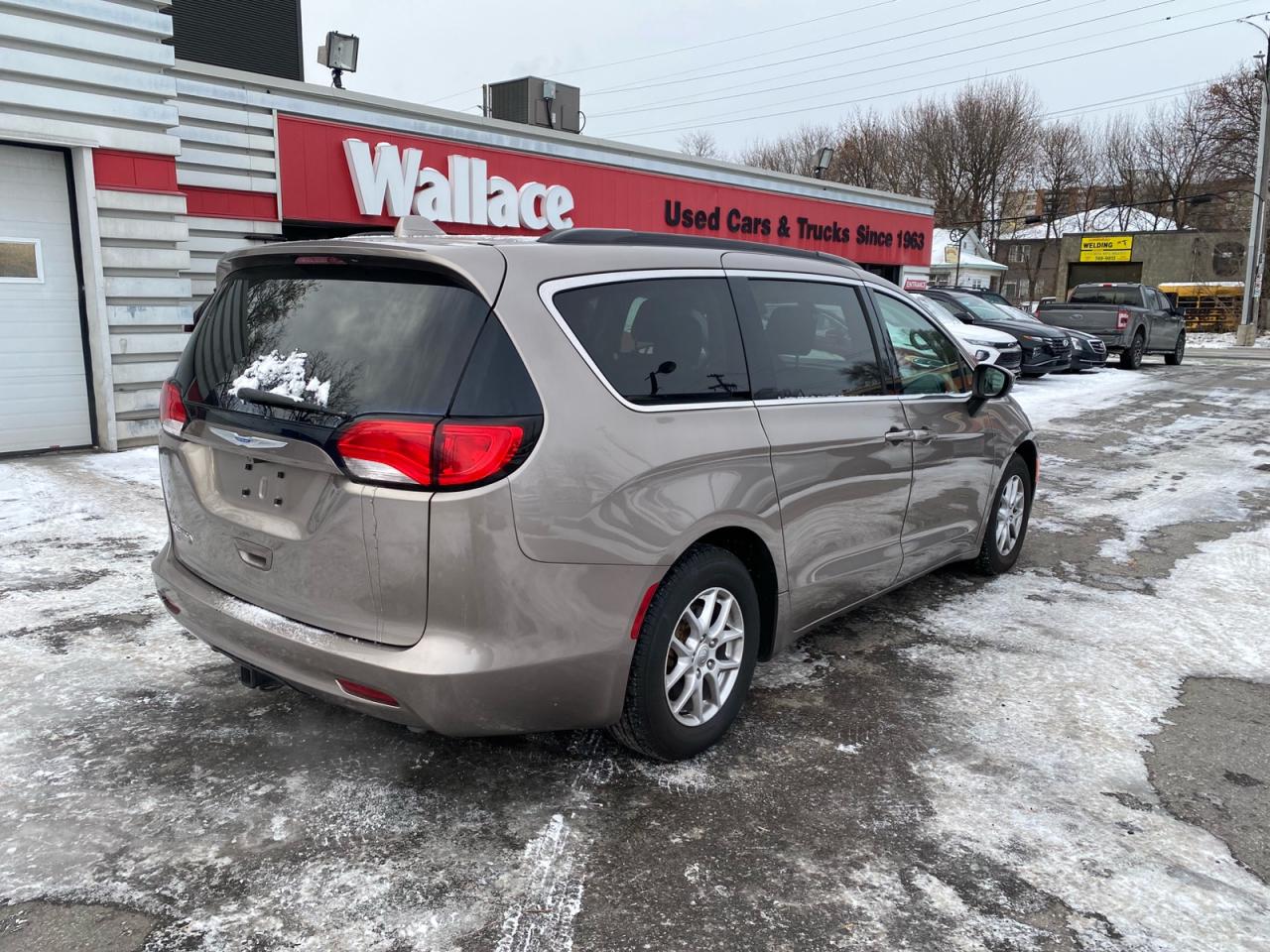2018 Chrysler Pacifica Touring | Rear Seat Entertainment Center | Apple CarPlay | 8 Passenger Photo