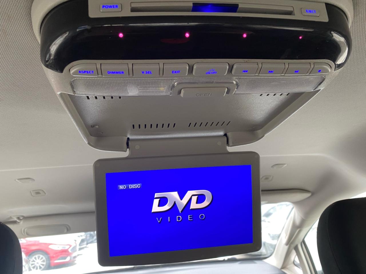 2018 Chrysler Pacifica Touring | Rear Seat Entertainment Center | Apple CarPlay | 8 Passenger Photo