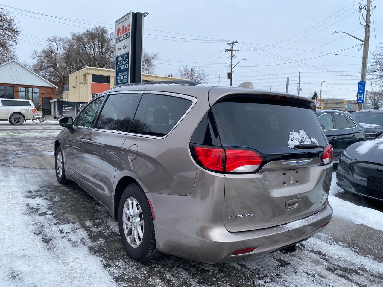 2018 Chrysler Pacifica Touring | Rear Seat Entertainment Center | Apple CarPlay | 8 Passenger Photo