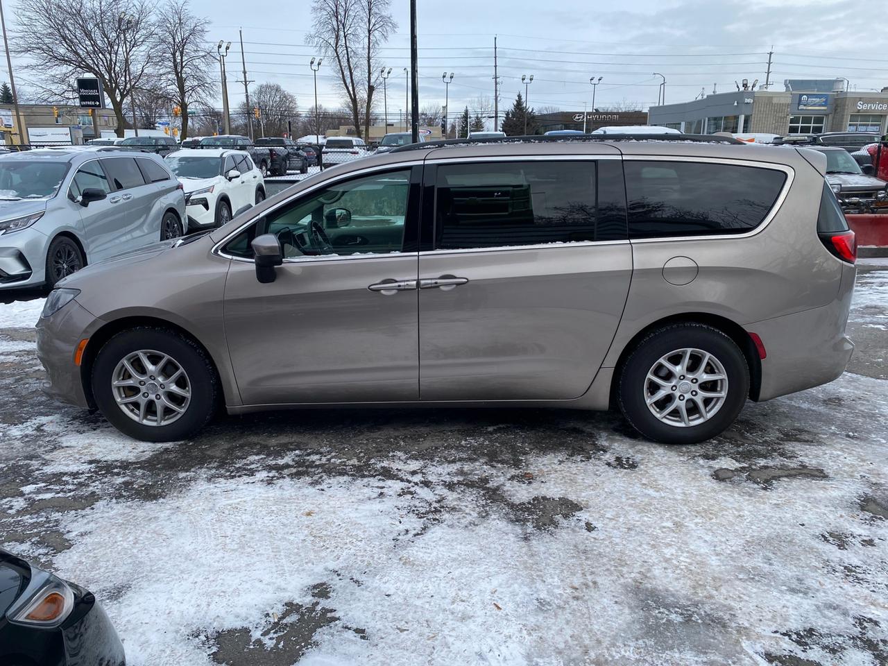 2018 Chrysler Pacifica Touring | Rear Seat Entertainment Center | Apple CarPlay | 8 Passenger Photo
