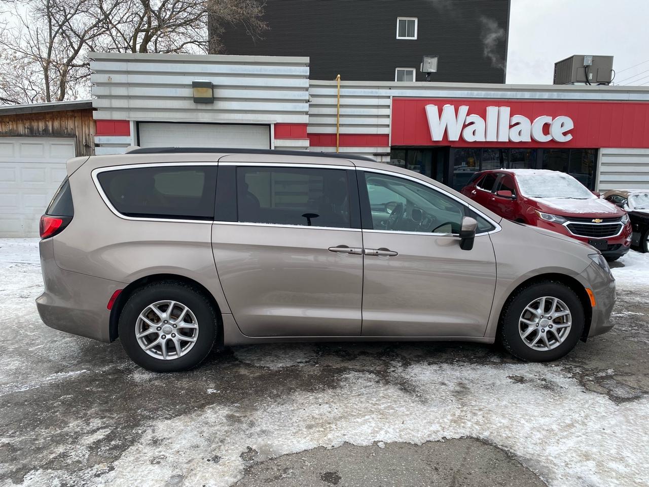 2018 Chrysler Pacifica Touring | Rear Seat Entertainment Center | Apple CarPlay | 8 Passenger Photo