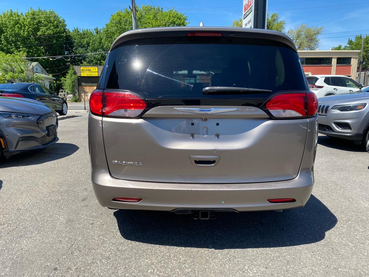 2018 Chrysler Pacifica Touring | Rear Seat Entertainment Center | Apple CarPlay | 8 Passenger | Sto n Go Seats ***SOLD*** Photo4