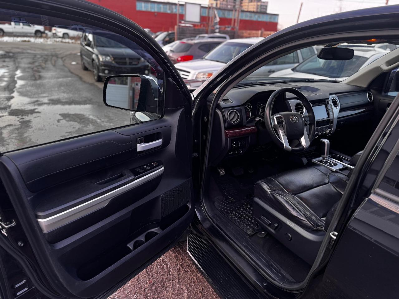 2015 Toyota Tundra LIMITED CREWMAX Photo