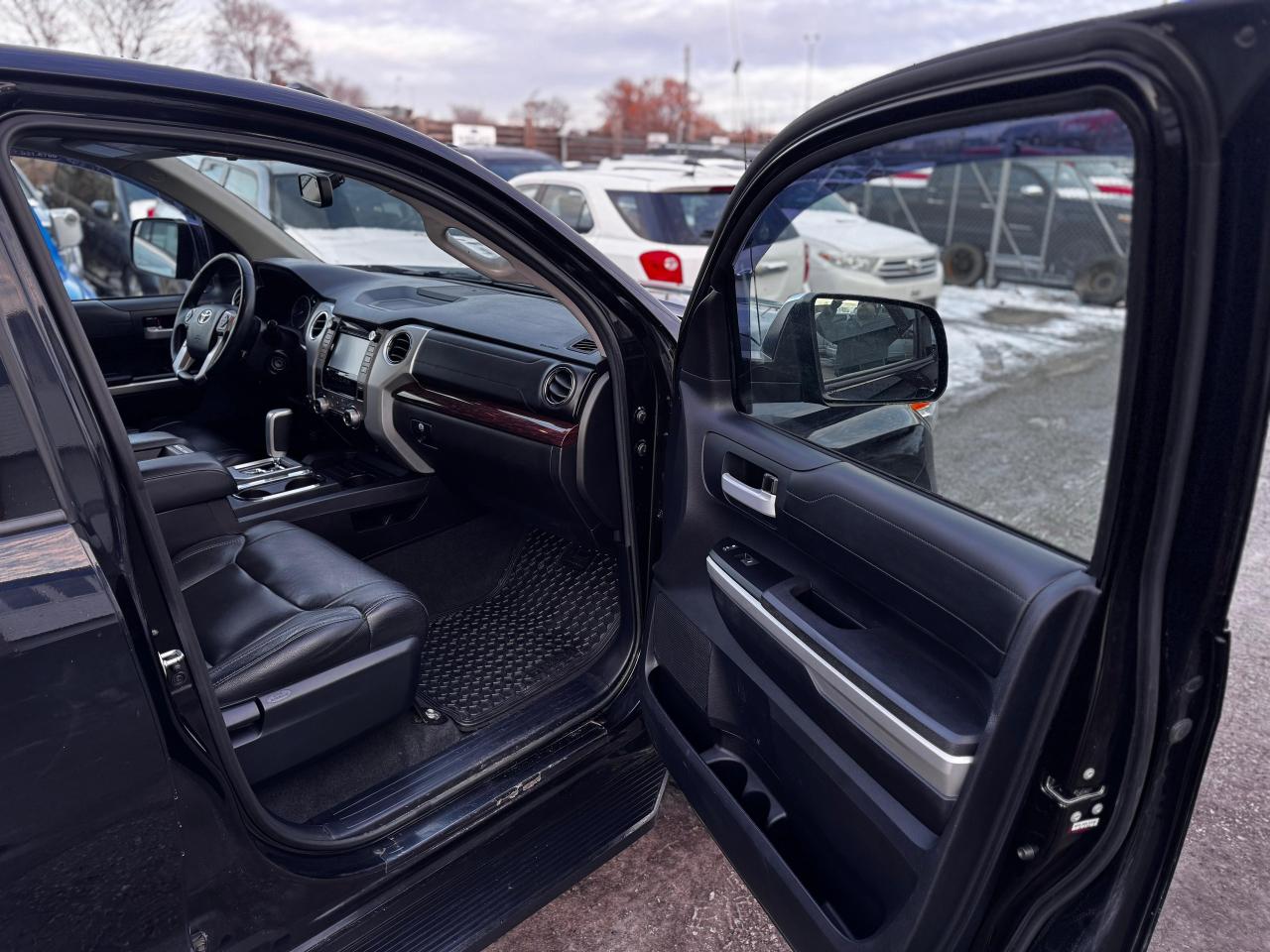 2015 Toyota Tundra LIMITED CREWMAX Photo