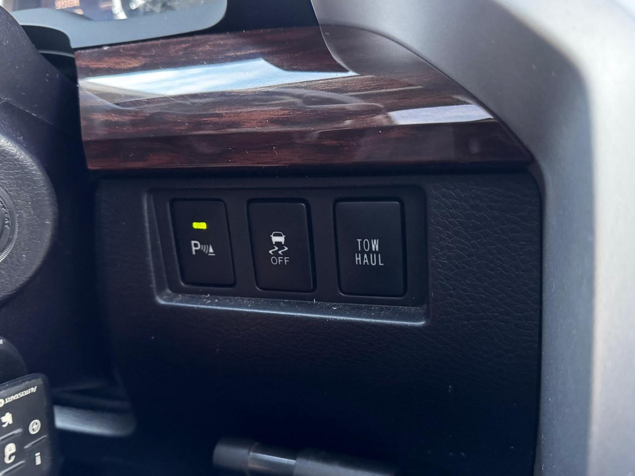 2015 Toyota Tundra LIMITED CREWMAX Photo