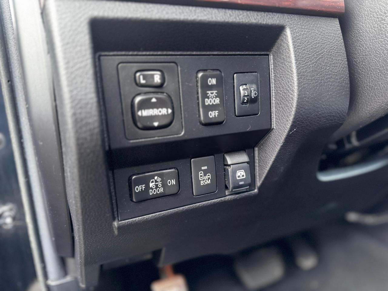 2015 Toyota Tundra LIMITED CREWMAX Photo