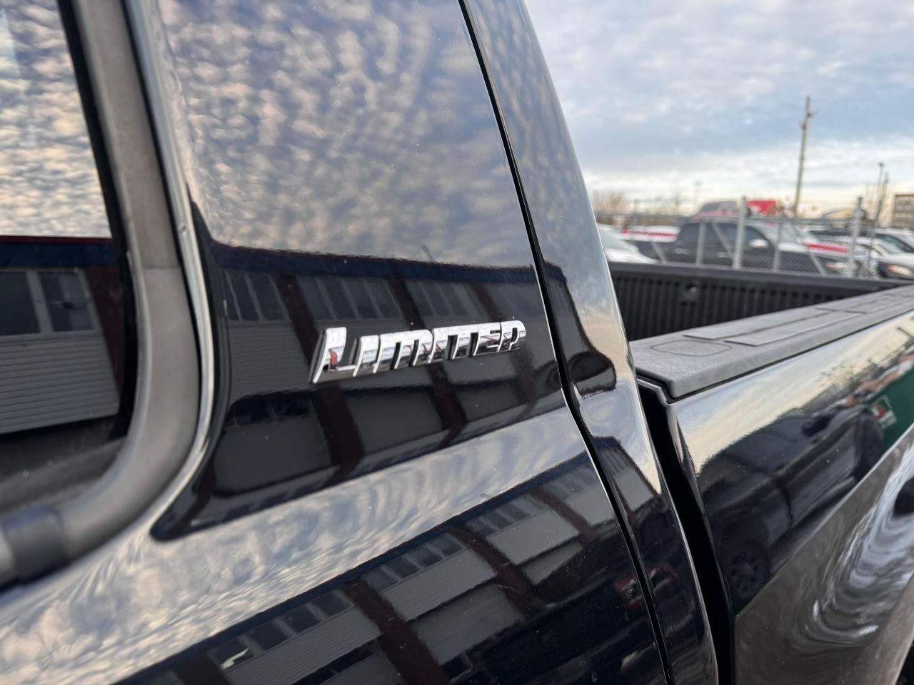 2015 Toyota Tundra LIMITED CREWMAX Photo