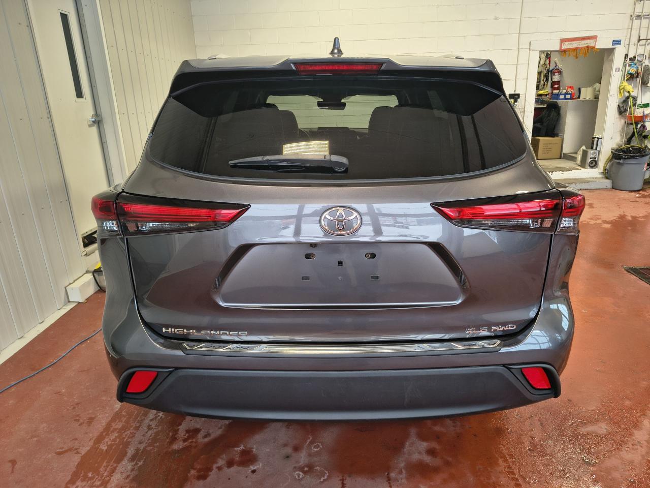 2022 Toyota Highlander XLE Photo4