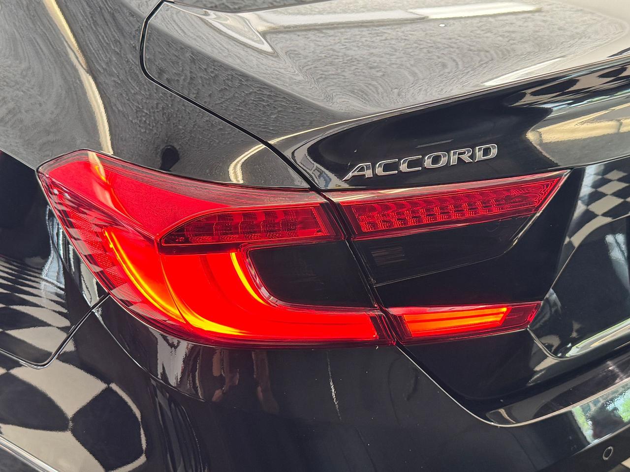 2018 Honda Accord Touring+Adaptive Cruise+Cooled Seats+CLEAN CARFAX Photo
