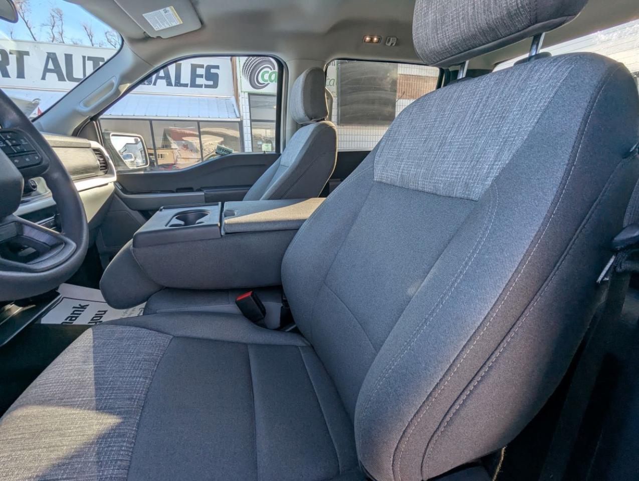 2022 Ford F-150 XLT WITH A HARD TONNEAU COVER!! Photo