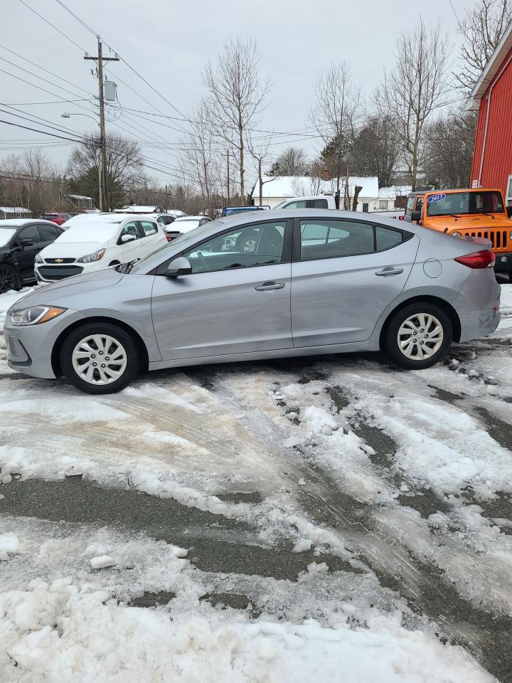2017 Hyundai Elantra LE - Photo #4