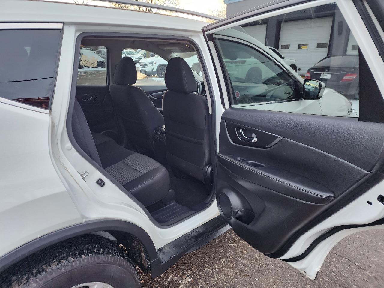 2020 Nissan Rogue SV l AWD l Clean Carfax l No Accidents - Photo #12