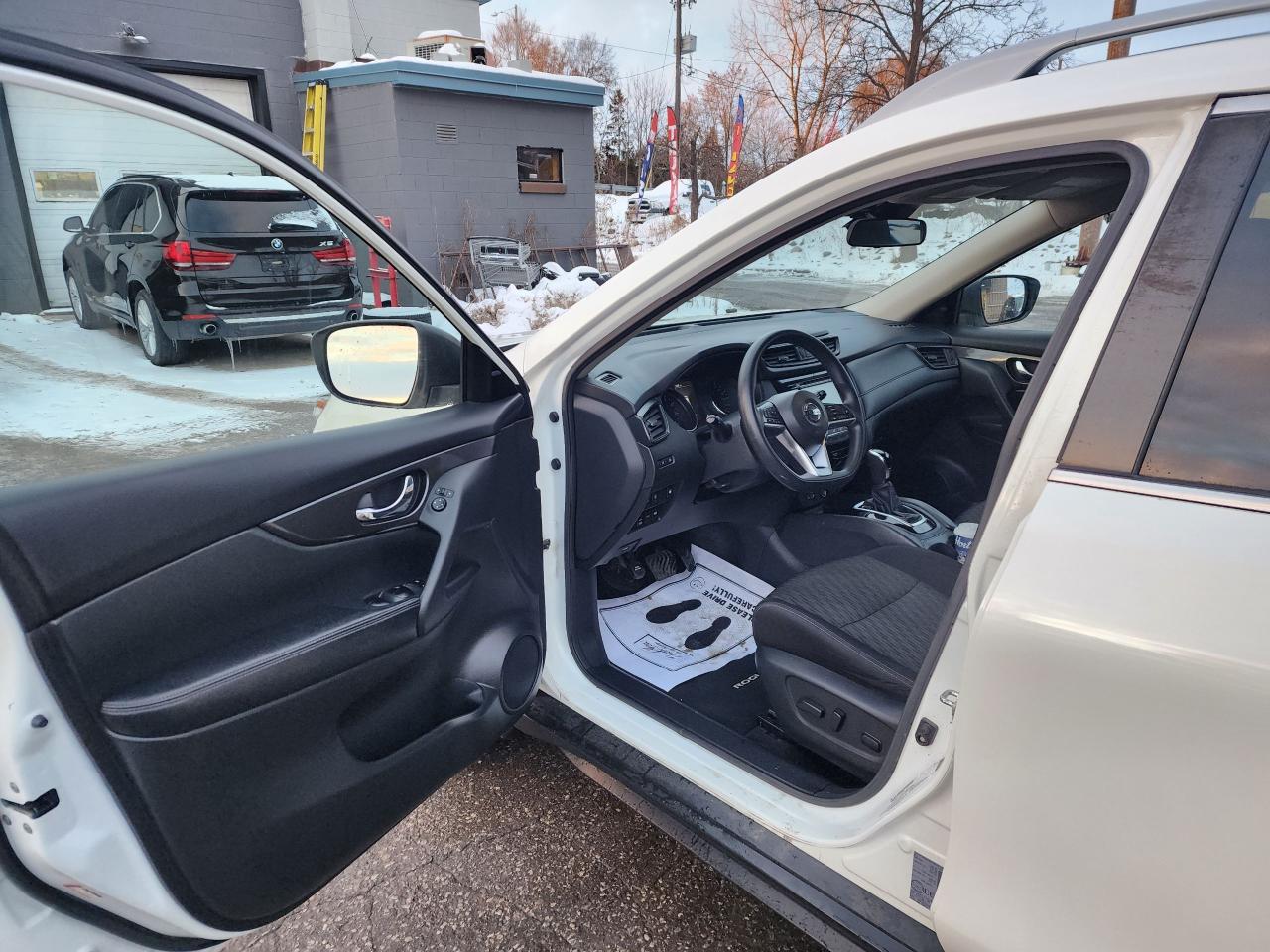 2020 Nissan Rogue SV l AWD l Clean Carfax l No Accidents - Photo #14