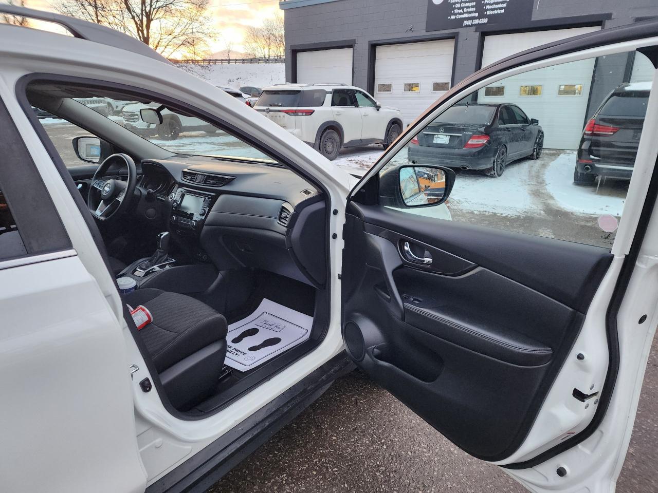 2020 Nissan Rogue SV l AWD l Clean Carfax l No Accidents - Photo #15