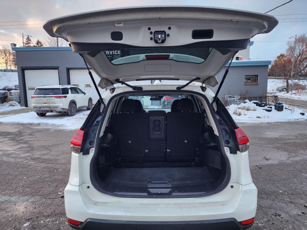 2020 Nissan Rogue SV l AWD l Clean Carfax l No Accidents - Photo #10